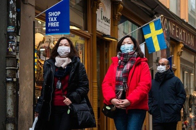 Du khách đeo khẩu trang tại một khu phố cổ ở Stockholm (Ảnh: AFP)