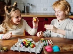 Cùng con nhuộm và vẽ trứng phục sinh ở nhà