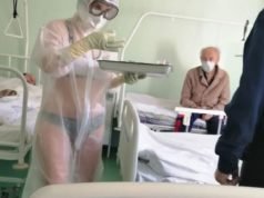 Y tá Nga mặc bikini bên trong đồ bảo hộ gây “bão” mạng