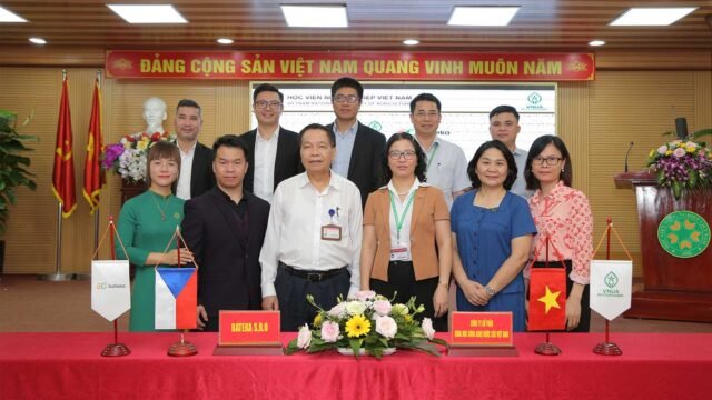 Lễ ký kết với sự tham gia của đại diện 2 công ty và 2 vị Giáo sư tiến sĩ Nguyễn Thị Lan, Nguyễn Đức Bách