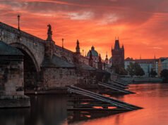 Tưng bừng kỷ niệm 665 ngày ra đời cầu tình yêu Karel tại Praha