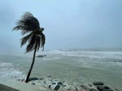 Chuyến đi “bão táp” của các du khách bị kẹt lại do mưa bão ở Phú Quốc