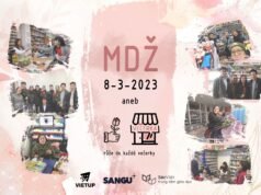 MDŽ aneb růže do každé večerky – Chương trình tặng hoa 8/3 tại cửa hàng tiện lợi tại Dům národnostních menšin Praha, Cộng Hòa Séc