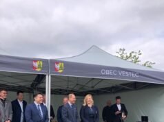 Hoàng tử Anh Edward (em út của vị vua hiện tại) đang có chuyến thăm tại Vestec, Cộng hòa Séc và trồng cây trong ngõ của Hoàng tử Philip