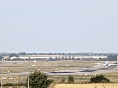 Sự hỗn loạn của sân bay trong những ngày lễ do hoạt động quân sự gia tăng