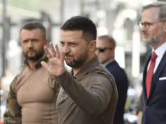 Tổng thống Ukraine Volodymyr Zelenskyi và Thủ tướng Petr Fiala đặt hoa tưởng niệm tại Národní trida, người dân Séc tán thưởng