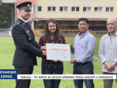 Trận bóng đá từ thiện giao hữu với đội cảnh sát quyên góp cho Khoa nhi Bệnh viện Sokolov từ cộng đồng người Việt địa phương