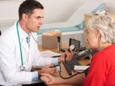 Người dân gặp khó khăn trong việc tìm bác sĩ cho các buổi khám định kỳ