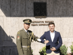 Thượng uý Mai Trung Hiếu: Hành Trình Từ Cậu Bé Gốc Việt Đến Sĩ Quan Trong Quân Đội Séc