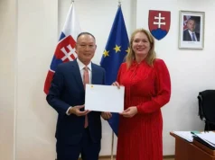 Tân Đại sứ Việt Nam tại Slovakia Phạm Trường Giang trình bản sao Thư ủy nhiệm lên Cục trưởng Cục Lễ tân Bộ Ngoại giao Slovakia