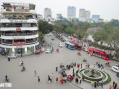 Hàng nghìn người đổ về tòa nhà “Hàm cá mập” chụp ảnh trước khi bị tháo dỡ