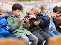 EU xem xét cấm điện thoại trong trường học và siết chặt mạng xã hội để bảo vệ trẻ em khỏi rủi ro trên không gian mạng