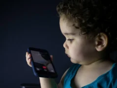 Trẻ sơ sinh đã tiếp xúc màn hình: Dữ liệu mới cho thấy thực tế đáng lo ngại trong các gia đình tại Séc