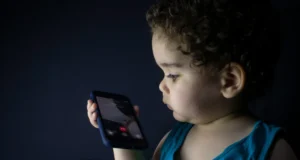 Trẻ sơ sinh đã tiếp xúc màn hình: Dữ liệu mới cho thấy thực tế đáng lo ngại trong các gia đình tại Séc