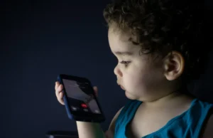 Trẻ sơ sinh đã tiếp xúc màn hình: Dữ liệu mới cho thấy thực tế đáng lo ngại trong các gia đình tại Séc