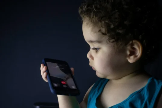 Trẻ sơ sinh đã tiếp xúc màn hình: Dữ liệu mới cho thấy thực tế đáng lo ngại trong các gia đình tại Séc