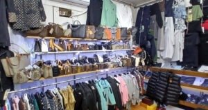 Hải quan Praha phát hiện lượng lớn hàng giả trị giá hơn 40 triệu korun tại khu chợ lớn ở Praha